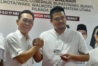 Wali Kota Medan Bobby Nasution saat menerima Kartu Tanda Anggota dari pengurus Partai Gerindra Sumatera Utara. Matapedia6.com/ Istimewa
