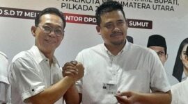 Wali Kota Medan Bobby Nasution saat menerima Kartu Tanda Anggota dari pengurus Partai Gerindra Sumatera Utara. Matapedia6.com/ Istimewa