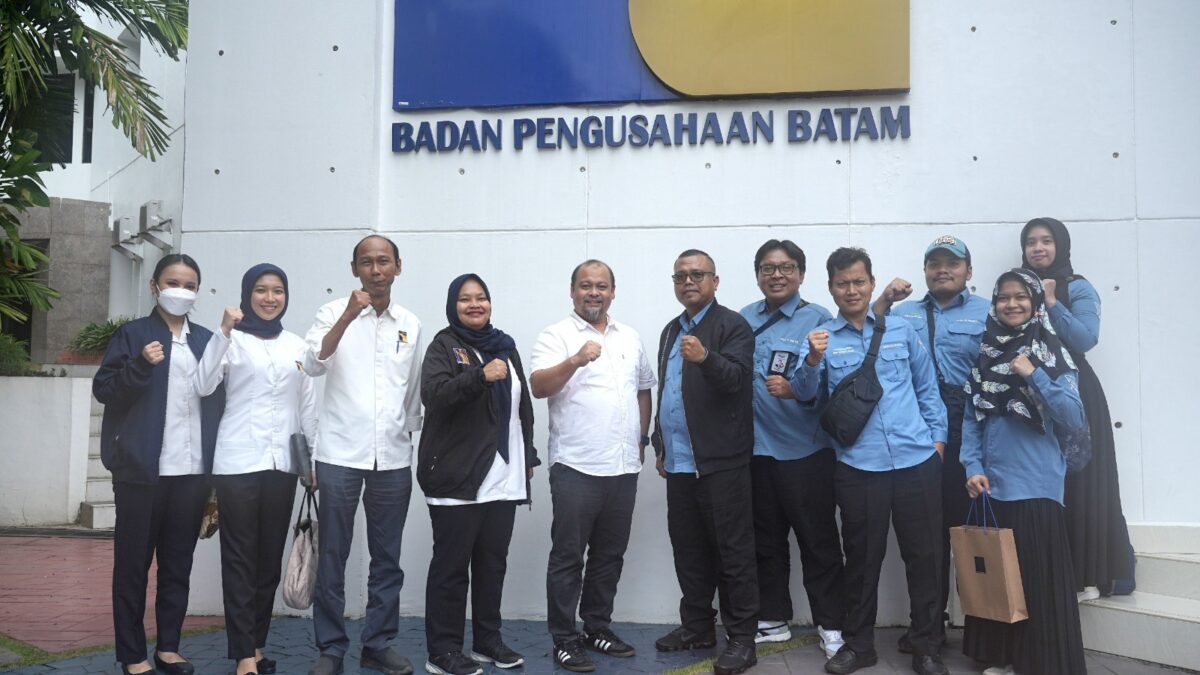 Analis Media, Agus Budi Leksono di Holding Room Marketing Center, Senin (20/5/2024). Foto:Humas BP Batam
