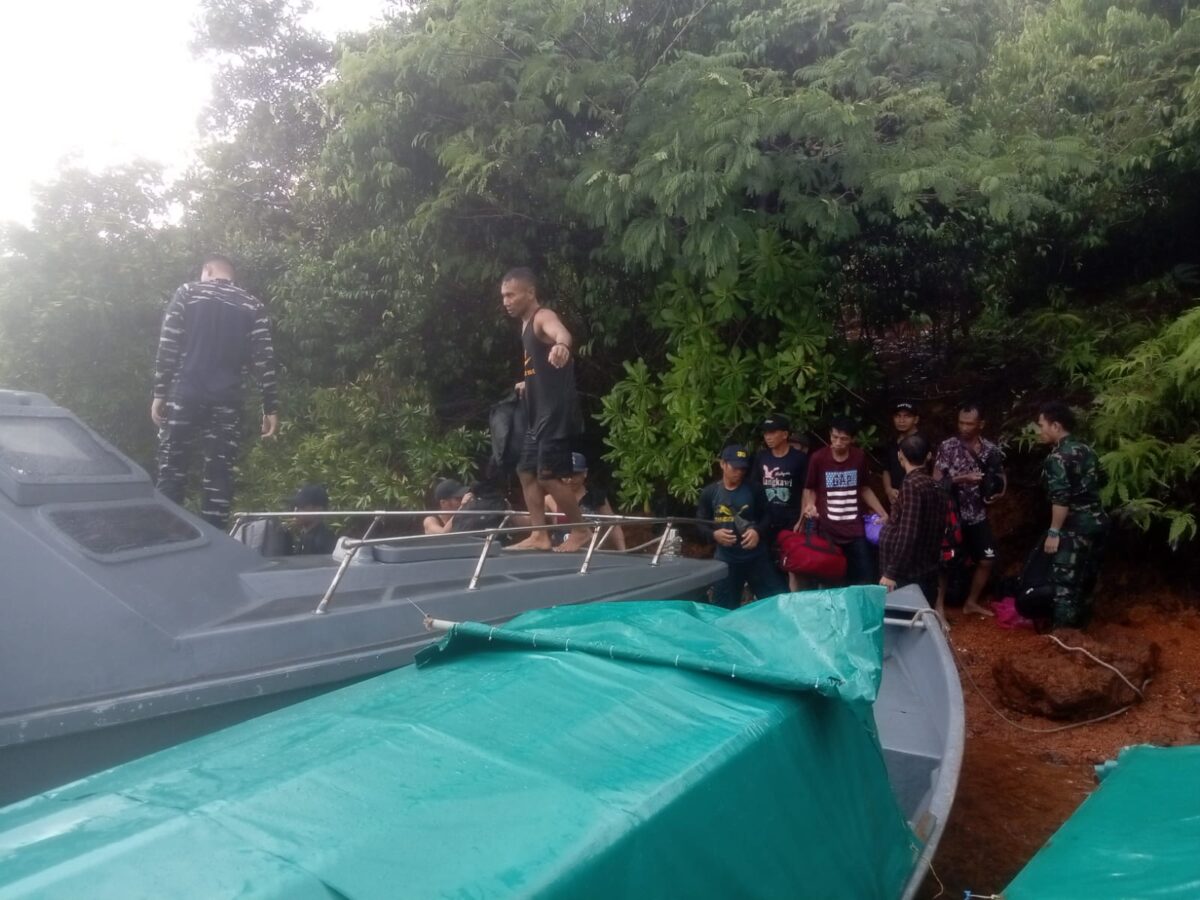 TNI Angkatan Laut selamatkan PMI Ilegal yang dibuang di perairan Batam. Foto:Istimewa