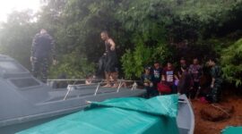 TNI Angkatan Laut selamatkan PMI Ilegal yang dibuang di perairan Batam. Foto:Istimewa