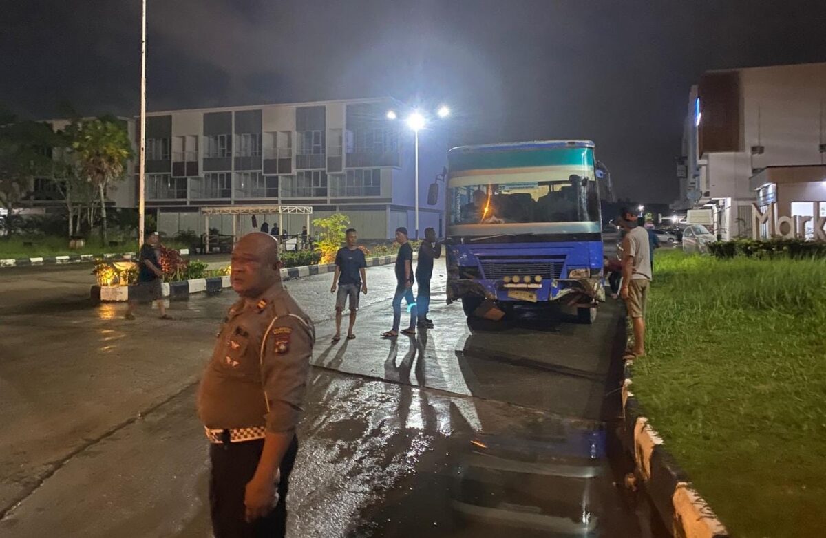 Kanit Gakkum Laka Lantas Polresta Barelang, Iptu Viktor Hutahaean saat mendatangi tempat kejadian perkara di Turunan Bukit Daeng, Rabu (22/5/2024). Matapedia6.com/ Dok Unit Laka