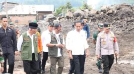 Presiden Republik Indonesia Jokowi Dodo meninjau langsung kondisi bencana lahar dingin yang terjadi di Sumatera Barat,  Selasa (21/5/2024).Matapedia6.com/ Dok BNPB