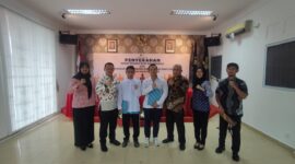 Kasi Binadik Budy Istiawan bersama warga binaan Lapas Batam. Foto:Istimewa