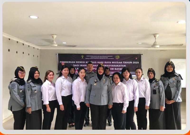 Kalapas Perempuan Nebi saat memberikan remisi beberapa bulan lalu. Foto:Istimewa
