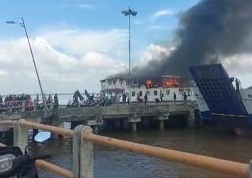Kondisi kapal Roro Permata Lestari I Terbakar saat melakukan perbaikan kelistrikan di pelabuhan BUMD Bengkalis, Riau, Kamis (23/5/2024). Matapedia6.com/ Istimewa