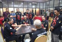Kapolda Kepri Irjen Pol Yan Fitri Halimansyah bertanding disalah satu meja Domino dalam turnamen Domino Polda Kepri dalam rangka HUT Bhayangkara ke -78, Jumat (24/5/2024).
Matapedia6.com/ Dok Humas Polda