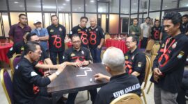 Kapolda Kepri Irjen Pol Yan Fitri Halimansyah bertanding disalah satu meja Domino dalam turnamen Domino Polda Kepri dalam rangka HUT Bhayangkara ke -78, Jumat (24/5/2024).
Matapedia6.com/ Dok Humas Polda