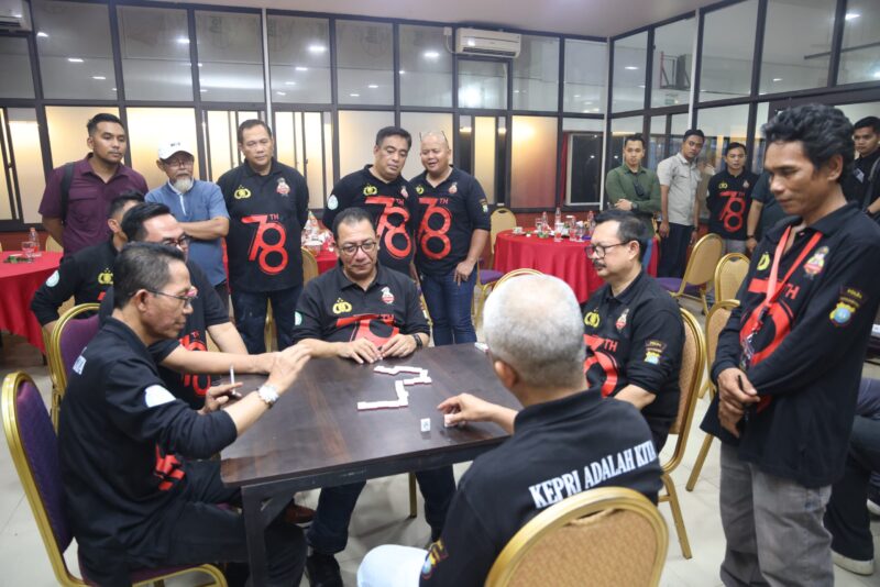 Kapolda Kepri Irjen Pol Yan Fitri Halimansyah bertanding disalah satu meja Domino dalam turnamen Domino Polda Kepri dalam rangka HUT Bhayangkara ke -78, Jumat (24/5/2024).
Matapedia6.com/ Dok Humas Polda