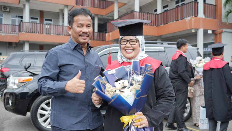 Marlin Agustina resmi menyandang gelar sarjana. Foto:Ist