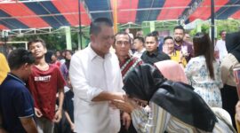 Gubernur Provinsi Kepri Ansar Ahmad saat bersilaturahmi dengan masyarakat Perumahan Buana Bukit Permata, Kelurahan Tembesi, Kota Batam, pada Sabtu (25/5/2024).Matapedia6.com/Diskominfo Kepri