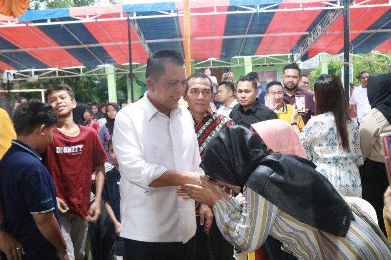 Gubernur Provinsi Kepri Ansar Ahmad saat bersilaturahmi dengan masyarakat Perumahan Buana Bukit Permata, Kelurahan Tembesi, Kota Batam, pada Sabtu (25/5/2024).Matapedia6.com/Diskominfo Kepri