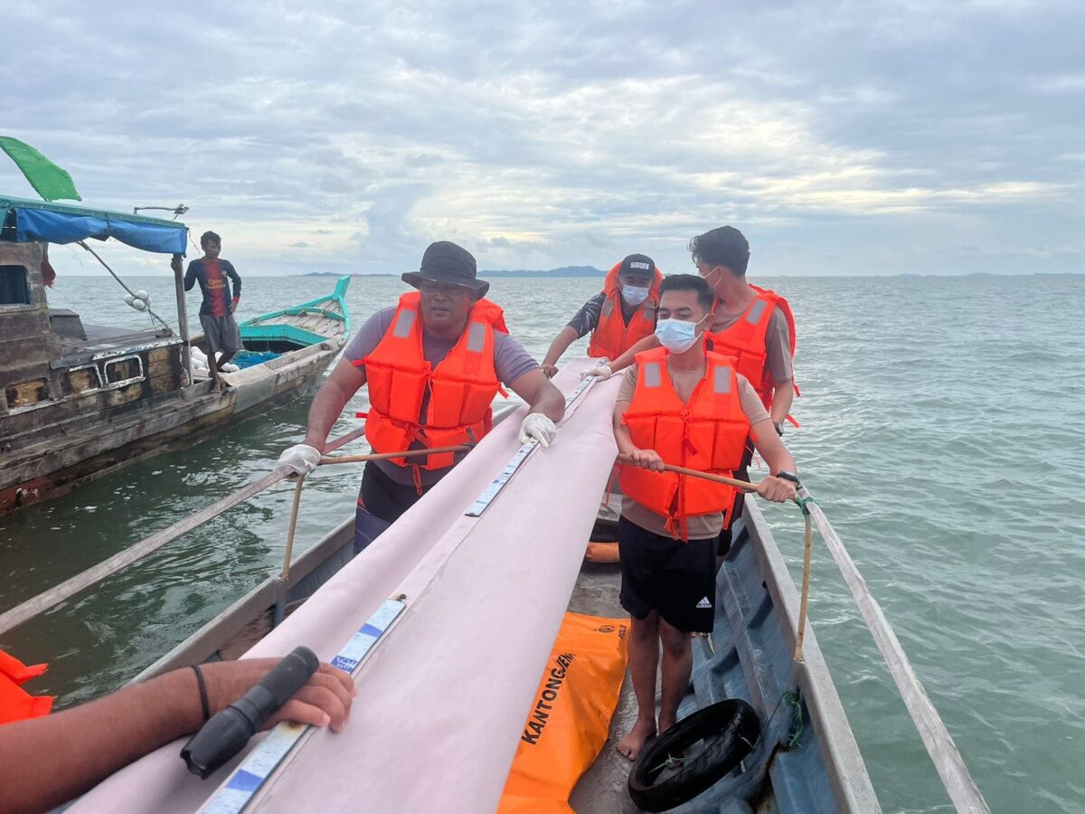 Petugas SAR saat mengevakuasi mayat pria tanpa kepala yang ditemukan nelayan di Perairan Kericik Desa Jang, Kecamatan Moro, Kabupaten Karimun, Minggu (26/5/2024). Matapedia6.com/ Dok Polsek Moro