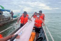 Petugas SAR saat mengevakuasi mayat pria tanpa kepala yang ditemukan nelayan di Perairan Kericik Desa Jang, Kecamatan Moro, Kabupaten Karimun, Minggu (26/5/2024). Matapedia6.com/ Dok Polsek Moro