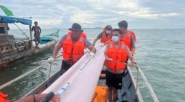 Petugas SAR saat mengevakuasi mayat pria tanpa kepala yang ditemukan nelayan di Perairan Kericik Desa Jang, Kecamatan Moro, Kabupaten Karimun, Minggu (26/5/2024). Matapedia6.com/ Dok Polsek Moro