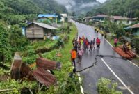 Tim gabungan mulai dari BPBD Kabupaten Arfak, BPBD Provinsi Papua Barat, Basarnas, dan TNI-Polri melakukan evakuasi korban tanah longsor di Kabupaten Pegunungan Arfak, Minggu (26/5/2024). Matapedia6.com/ Dok BNPB