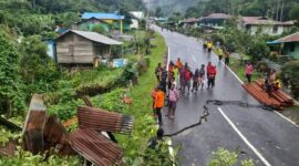 Tim gabungan mulai dari BPBD Kabupaten Arfak, BPBD Provinsi Papua Barat, Basarnas, dan TNI-Polri melakukan evakuasi korban tanah longsor di Kabupaten Pegunungan Arfak, Minggu (26/5/2024). Matapedia6.com/ Dok BNPB