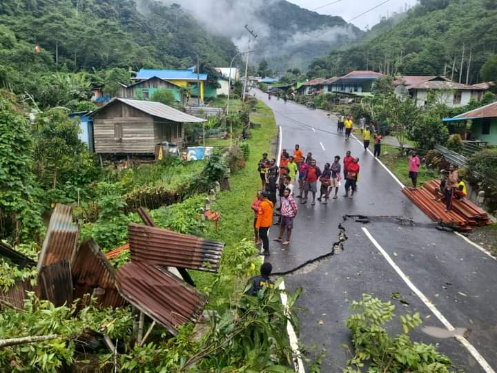 Tim gabungan mulai dari BPBD Kabupaten Arfak, BPBD Provinsi Papua Barat, Basarnas, dan TNI-Polri melakukan evakuasi korban tanah longsor di Kabupaten Pegunungan Arfak, Minggu (26/5/2024). Matapedia6.com/ Dok BNPB