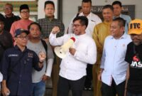 Ketua DPRD Kota Batam, Nuryanto, memberikan reaksi dukungan terhadap media massa di Batam yang melakukan aksi damai menolak revisi undang-undang penyiaran yang dirasa melemahkan media, Senin (27/5/2024). Matapedia6.com/ Dok Humas DPRD Batam