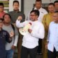 Ketua DPRD Kota Batam, Nuryanto, memberikan reaksi dukungan terhadap media massa di Batam yang melakukan aksi damai menolak revisi undang-undang penyiaran yang dirasa melemahkan media, Senin (27/5/2024). Matapedia6.com/ Dok Humas DPRD Batam