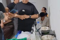 Direktur Reserse Narkoba Polda Kepri Kombes Pol Dony Alexander melihat barang bukti sabu cair yang akan diproduksi jadi sabu Cristal di lantai 18 kamar C2 apartemen Queen Victoria Batam, Senin (27/5/2024).Matapedia6.com/ Dok Humas Polda