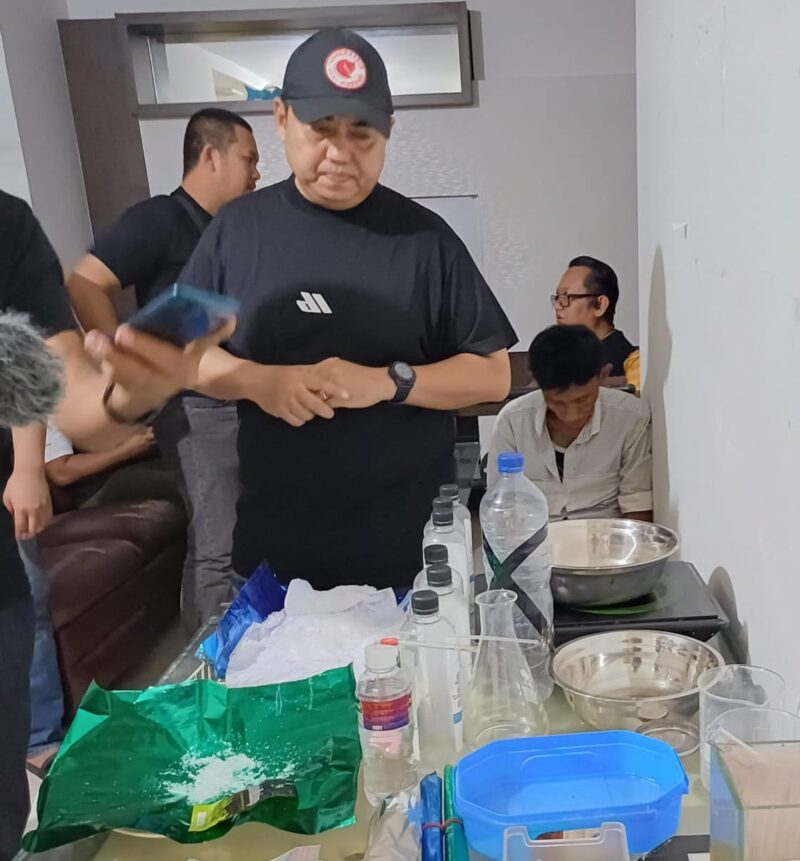 Direktur Reserse Narkoba Polda Kepri Kombes Pol Dony Alexander melihat barang bukti sabu cair yang akan diproduksi jadi sabu Cristal di lantai 18 kamar C2 apartemen Queen Victoria Batam, Senin (27/5/2024).Matapedia6.com/ Dok Humas Polda