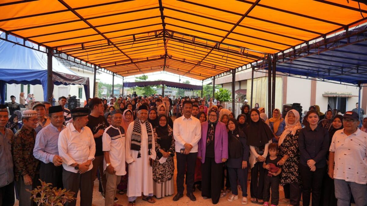 Rudi bersama warga Tanjungpinang. Foto:Ist