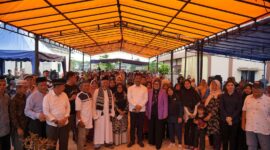 Rudi bersama warga Tanjungpinang. Foto:Ist