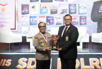 Direktur Marketing Muri Awan Rahargo serahkan penghargaan ke Asisten Kapolri bidang Sumber Daya Manusia (As SDM Kapolri) Irjen Dedi Prasetyo, Selasa (29/5/2024). Matapedia6.com/Dok Humas Polri