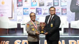 Direktur Marketing Muri Awan Rahargo serahkan penghargaan ke Asisten Kapolri bidang Sumber Daya Manusia (As SDM Kapolri) Irjen Dedi Prasetyo, Selasa (29/5/2024). Matapedia6.com/Dok Humas Polri