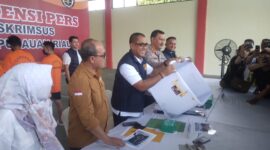 Dirreskrimsus Polda Kepri Kombes Pol Putu Yudha Prawira di dampingi Kabidhumas Polda Kepri Ko.bes Pol Zahwani Pandra Arsyad, Wadirkrimsus dan subdit empat tipiter serta dari BKSD Riau saat ekspos kasus di Polda Kepri, Kamis (30/5/2024). Matapedia6.com/Luci