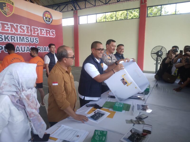 Dirreskrimsus Polda Kepri Kombes Pol Putu Yudha Prawira di dampingi Kabidhumas Polda Kepri Ko.bes Pol Zahwani Pandra Arsyad, Wadirkrimsus dan subdit empat tipiter serta dari BKSD Riau saat ekspos kasus di Polda Kepri, Kamis (30/5/2024). Matapedia6.com/Luci