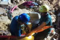 Petugas tengah perbaiki aliran air. Foto:Istimewa