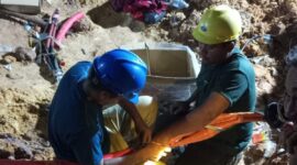 Petugas tengah perbaiki aliran air. Foto:Istimewa