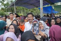 Warga Karimun foto dengan Rudi. Foto:Ist
