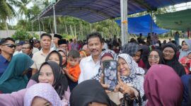 Warga Karimun foto dengan Rudi. Foto:Ist