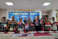 Kapolresta Barelang Ko.bes Pol Nugroho Tri Nuryanto bersama pejabat Polresta menunjukkan Barang Bukti hasil pengungkapan kasus PMI Non Prosedural, saat ekspos di Lobi utama Polresta Barelang, Jumat (315/2024). Matapedia6.com/ Dok. Humas Polresta