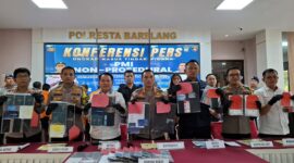 Kapolresta Barelang Ko.bes Pol Nugroho Tri Nuryanto bersama pejabat Polresta menunjukkan Barang Bukti hasil pengungkapan kasus PMI Non Prosedural, saat ekspos di Lobi utama Polresta Barelang, Jumat (315/2024). Matapedia6.com/ Dok. Humas Polresta