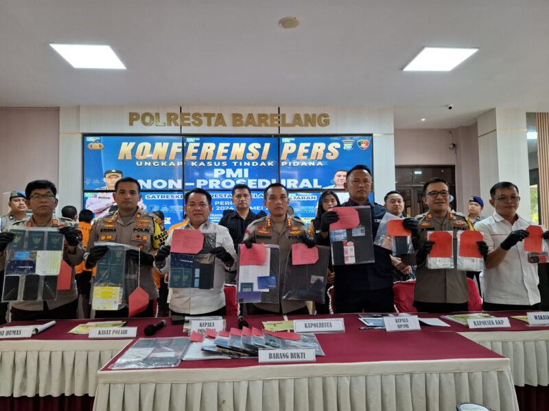 Kapolresta Barelang Ko.bes Pol Nugroho Tri Nuryanto bersama pejabat Polresta menunjukkan Barang Bukti hasil pengungkapan kasus PMI Non Prosedural, saat ekspos di Lobi utama Polresta Barelang, Jumat (315/2024). Matapedia6.com/ Dok. Humas Polresta