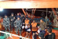 Tersangka melihatkan ikan yang dicuri di laut Indonesia, Sabtu (4/5/2024). Foto:Zal/matapedia6