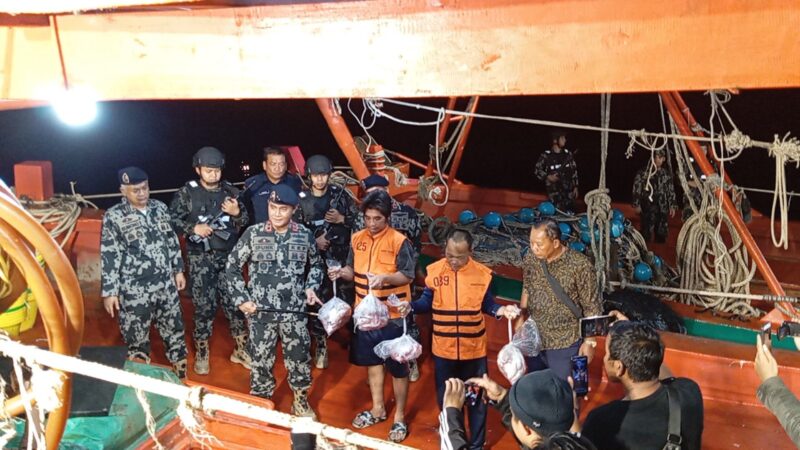 Tersangka melihatkan ikan yang dicuri di laut Indonesia, Sabtu (4/5/2024). Foto:Zal/matapedia6