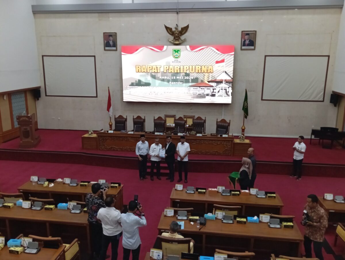 Pemerintah Kota Batam sampaikan laporan Pertanggungjawaban laporan keuangan Anggaran Pendapatan Belanja Daerah (APBD) Tahun 2023 pada Rapat Paripurna di ruang rapat Utama DPRD Batam, Rabu (15/5/2024). Matapedia6.com/ Luci.