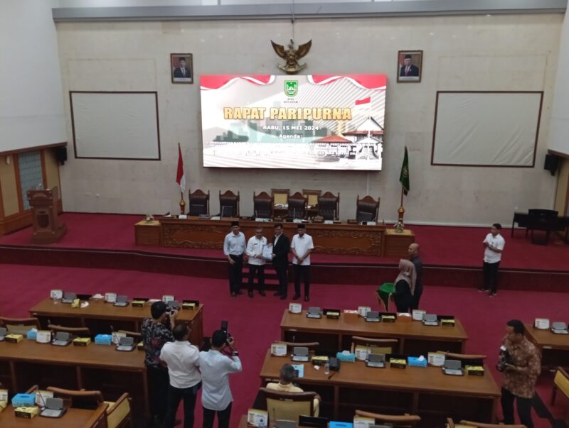 Pemerintah Kota Batam sampaikan laporan Pertanggungjawaban laporan keuangan Anggaran Pendapatan Belanja Daerah (APBD) Tahun 2023 pada Rapat Paripurna di ruang rapat Utama DPRD Batam, Rabu (15/5/2024). Matapedia6.com/ Luci.