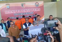 Polisi menunjukkan 52 ekor anak buaya Muara dalam jumpa pers di Polda Kepri, Kamis (30/5/2024). Foto:Zal/matapedia6
