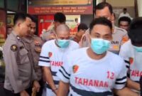 Sepsialist pencurian motor metik di Kota Batam saat digiring Polisi dari ruangan Ditreskrimum Polda Kepri ke lokasi Komfrensi pers di Mapolda Kepri, Senin (20/5/2024). Matapedia6.com/ Luci