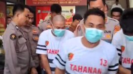 Sepsialist pencurian motor metik di Kota Batam saat digiring Polisi dari ruangan Ditreskrimum Polda Kepri ke lokasi Komfrensi pers di Mapolda Kepri, Senin (20/5/2024). Matapedia6.com/ Luci