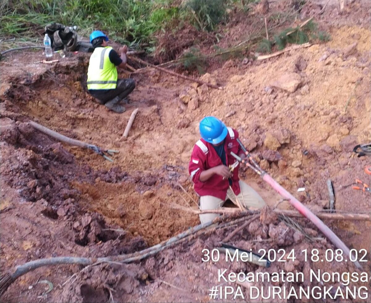 ABH tengah memperbaiki jaringan air., Kamis (30/5/2024). Foto:ist