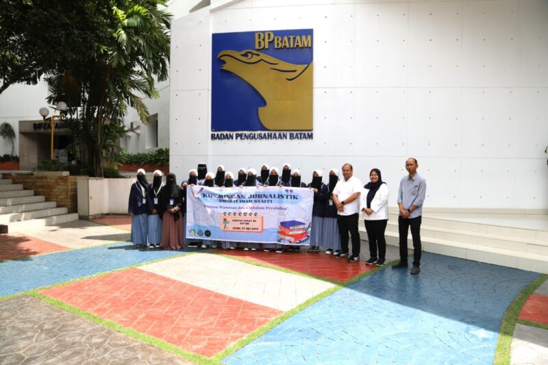 Tim Ekstrakulikuler Jurnalistik SMA IT Imam Syafi'i kunjung BP Batam, Senin (27/5/2024).Foto: Istimewa