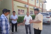 Anggota DPRD Kota Batam Tumbur Hutasoit saat menyerahkan berkas pendaftaran siswa yang tidak tertampung lewat sistem di SMKN 5 dan beberapa sekolah di Batuaji dan Sagulung, Rabu (26/6/2024). Matapedia6.com/ Luci