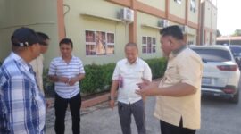 Anggota DPRD Kota Batam Tumbur Hutasoit saat menyerahkan berkas pendaftaran siswa yang tidak tertampung lewat sistem di SMKN 5 dan beberapa sekolah di Batuaji dan Sagulung, Rabu (26/6/2024). Matapedia6.com/ Luci